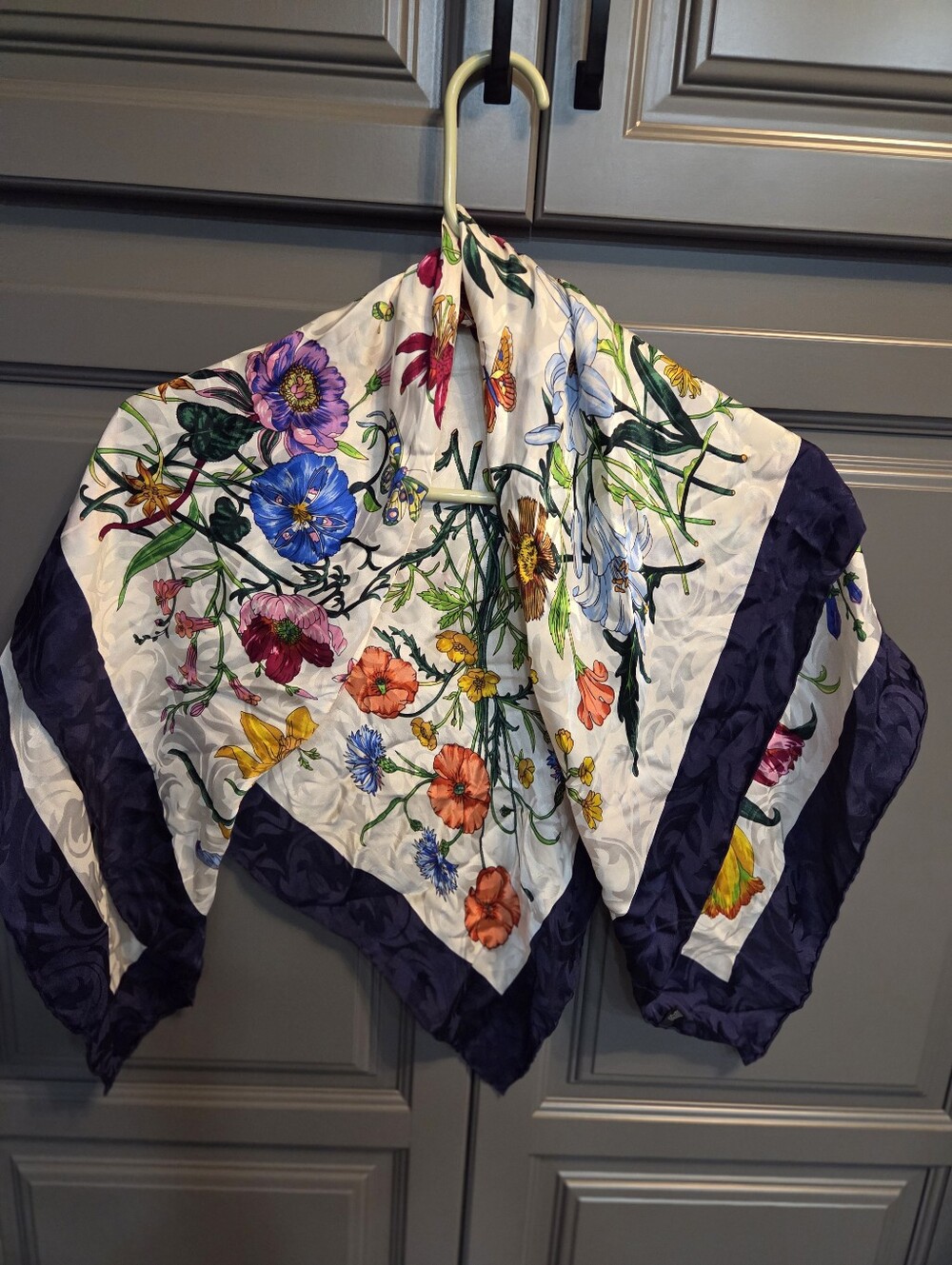 SETA 100% SILK ITALY SIMILAR TO A GUCCI!!